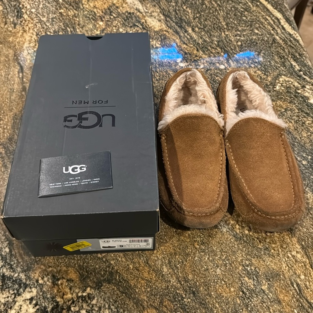 Ugg Men's size 9 M Ascot slipper / shoe.